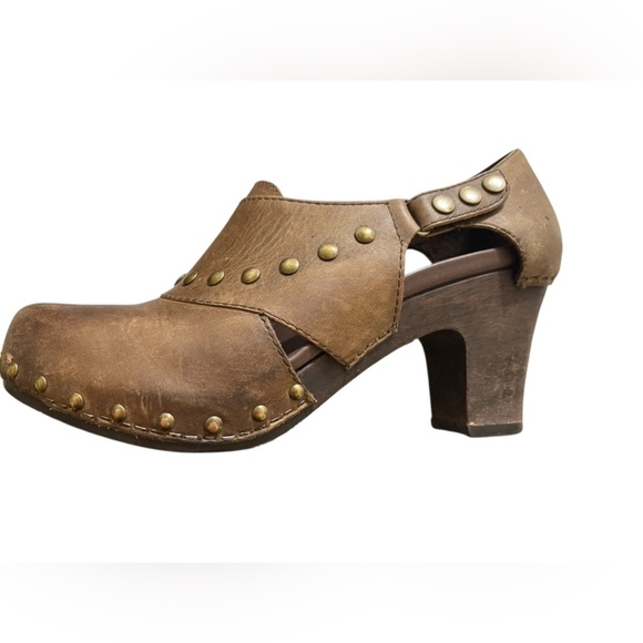 Dansko Shoes - ⭐️ Dansko Ryder Leather Studded Clog 39